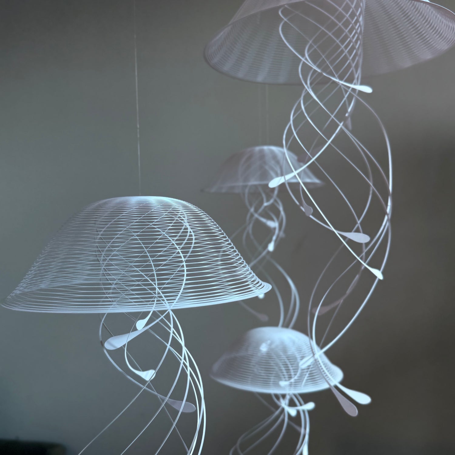 JELLINDAS, Mobile mit 4 filigranen Quallen Hängeskulpturen - Andrea Moseler