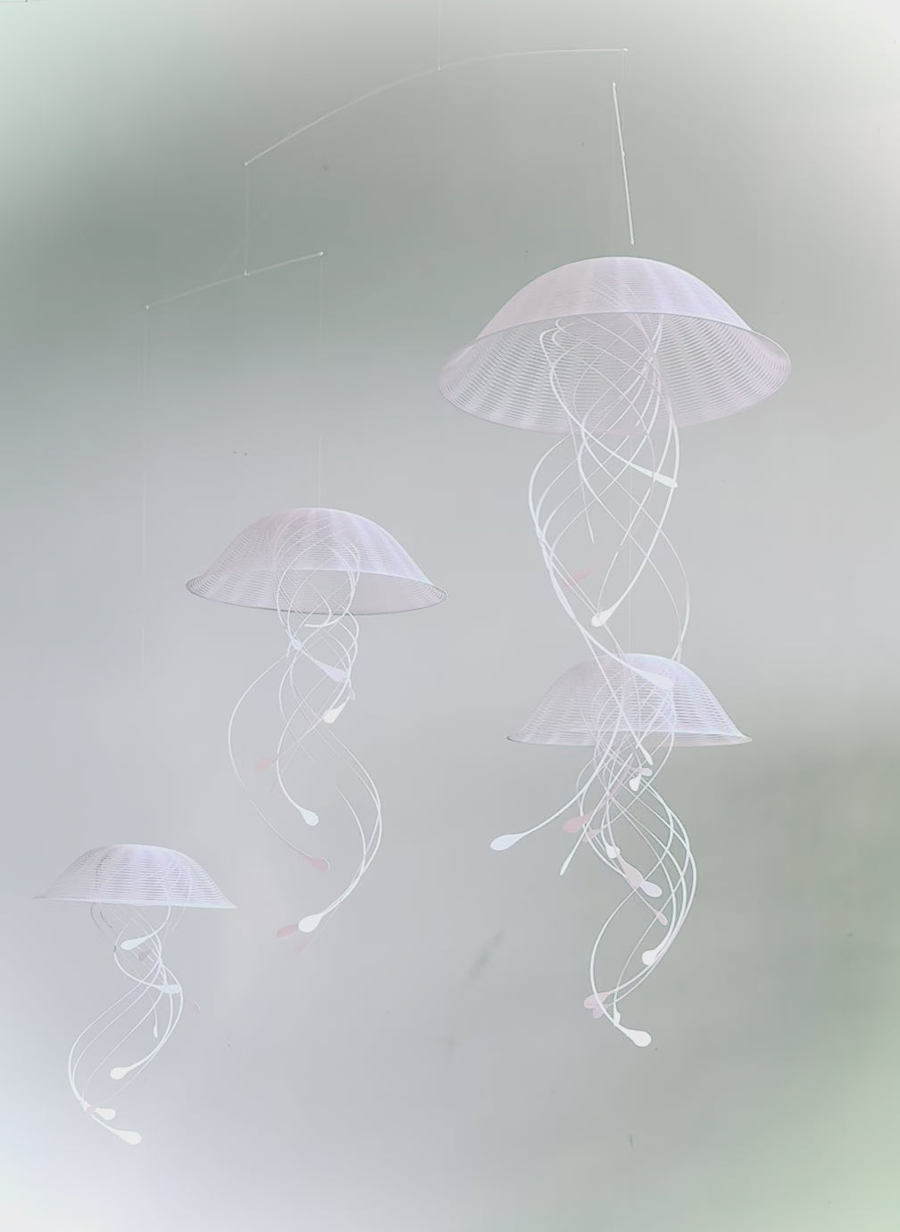 JELLINDAS, Mobile mit 4 filigranen Quallen Hängeskulpturen